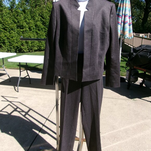 NWOT NINE WEST CHARCOAL, NAVY RED PLAID PANTS SUIT 10 - Picture 1 of 2